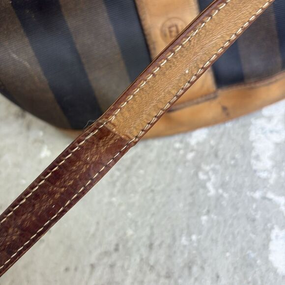 Distressed Fendi 80’s bucket bag - Picture 13 of 13